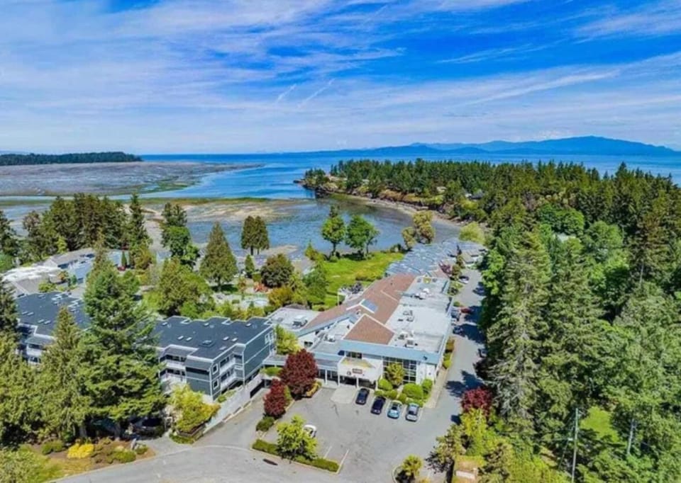 Oceanside Nature Resort Apartment in Vancouver Island