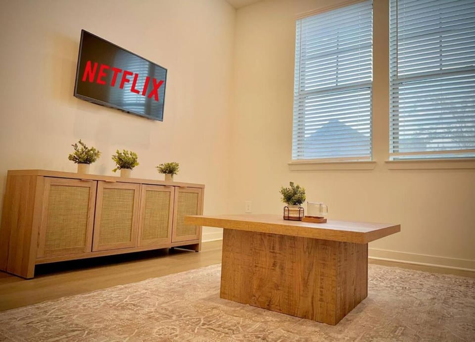 WorkerFriendly KINGbed A plus Location Washer Wifi Pool Apartment in Sherman