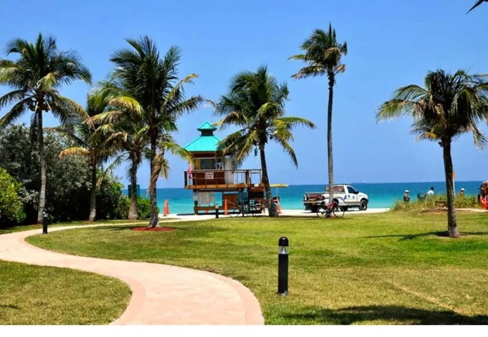 Beautiful Sunny Isles apt 1br with PRIVATE TERRACE Apartment in Sunny Isles Beach