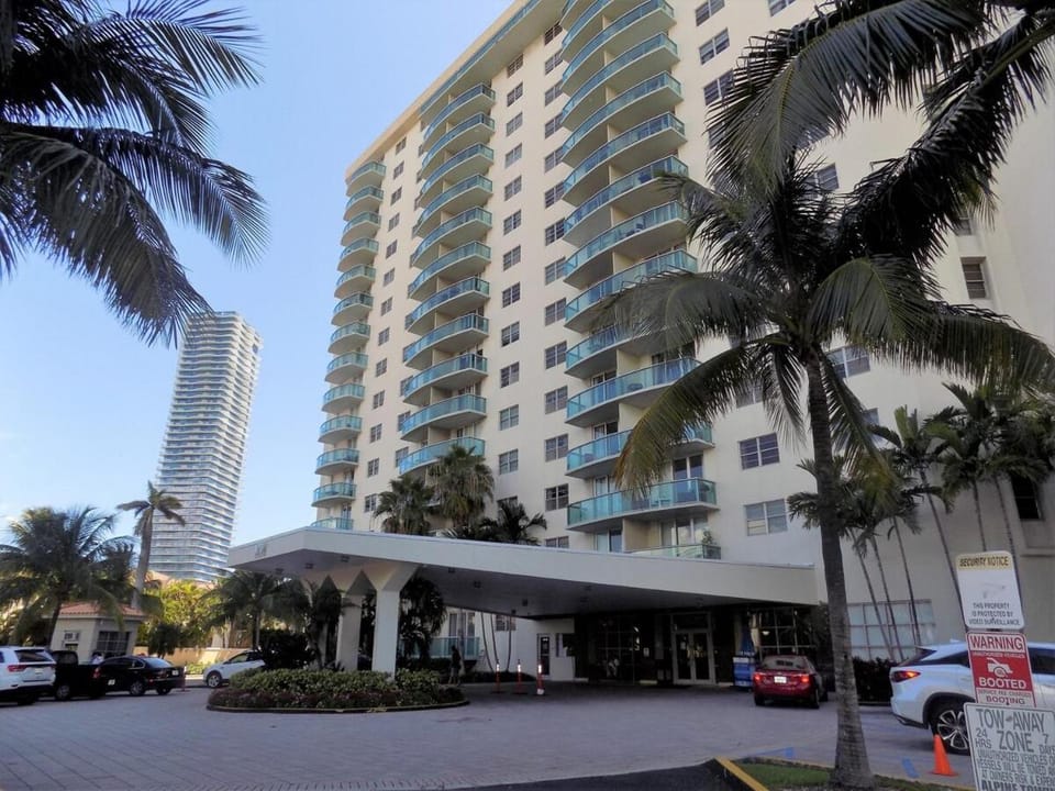 Beautiful Sunny Isles apt 1br with PRIVATE TERRACE Apartment in Sunny Isles Beach
