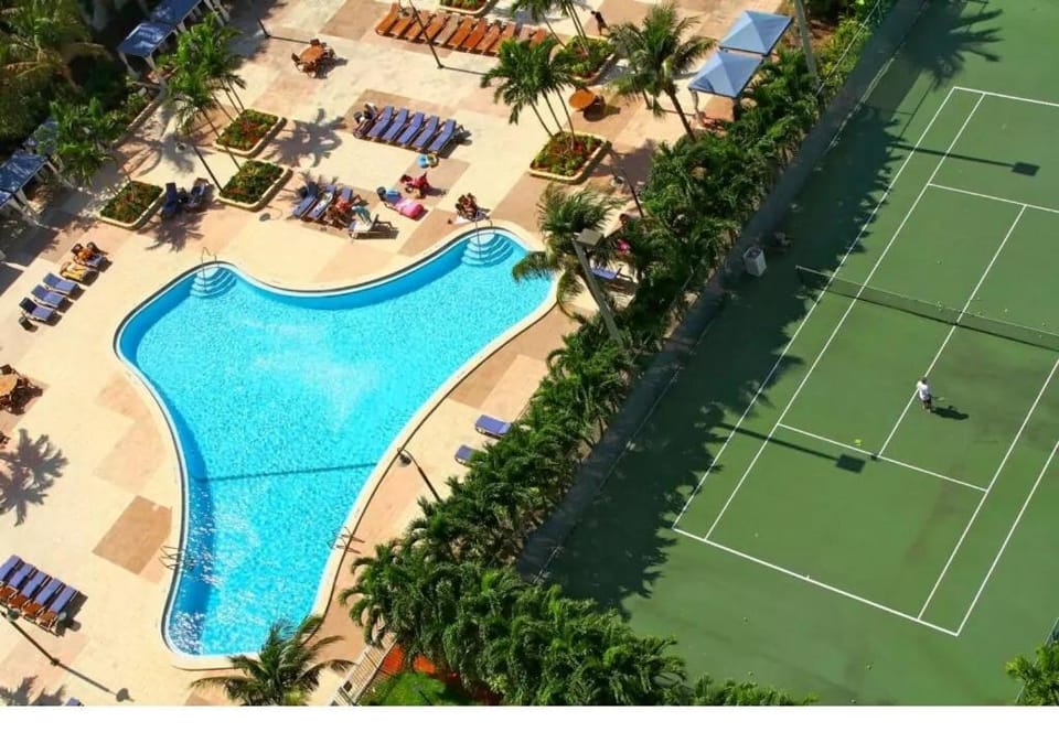 Beautiful Sunny Isles apt 1br with PRIVATE TERRACE Apartment in Sunny Isles Beach