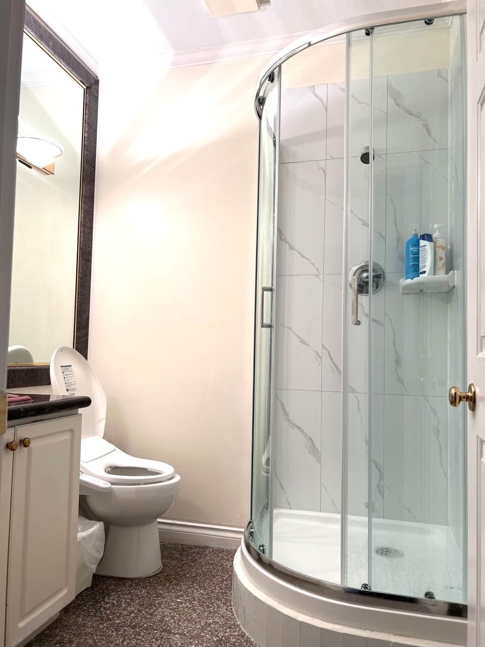 Private 2BR, 1BA with shared Kitchen in a House, Free Parking, 15 Min YVR Bed and Breakfast in Richmond