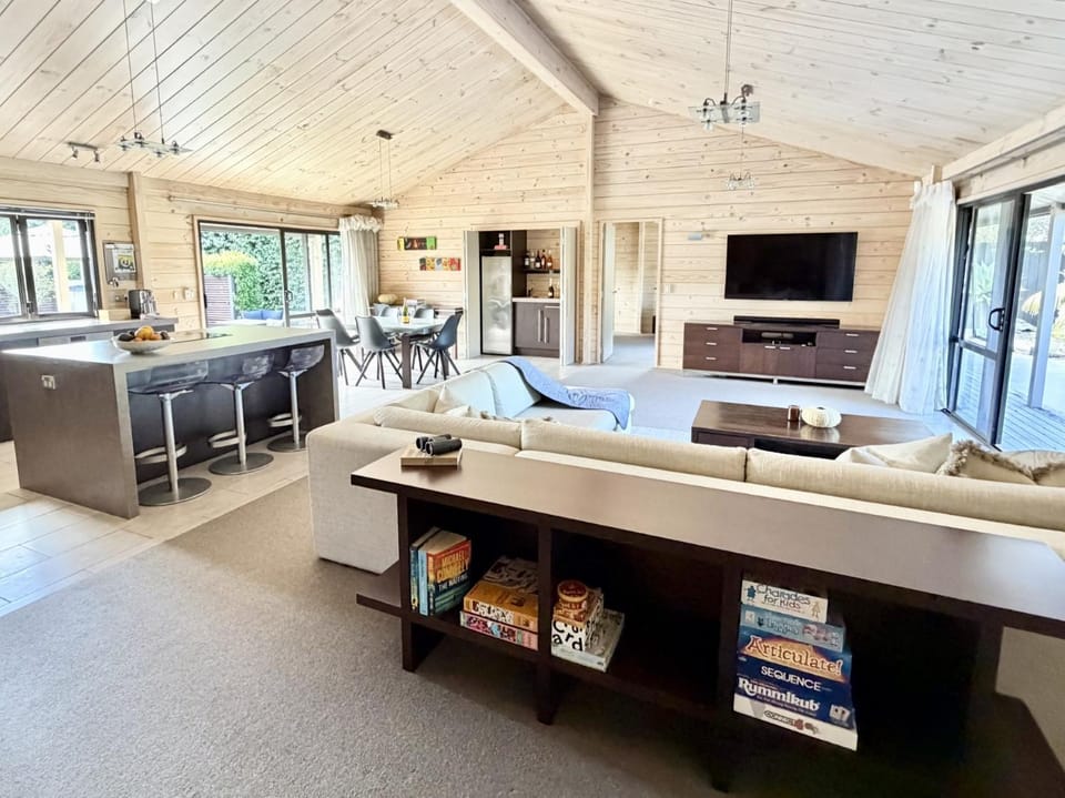 Communal lounge/ TV room, TV and multimedia, Seating area, Dining area