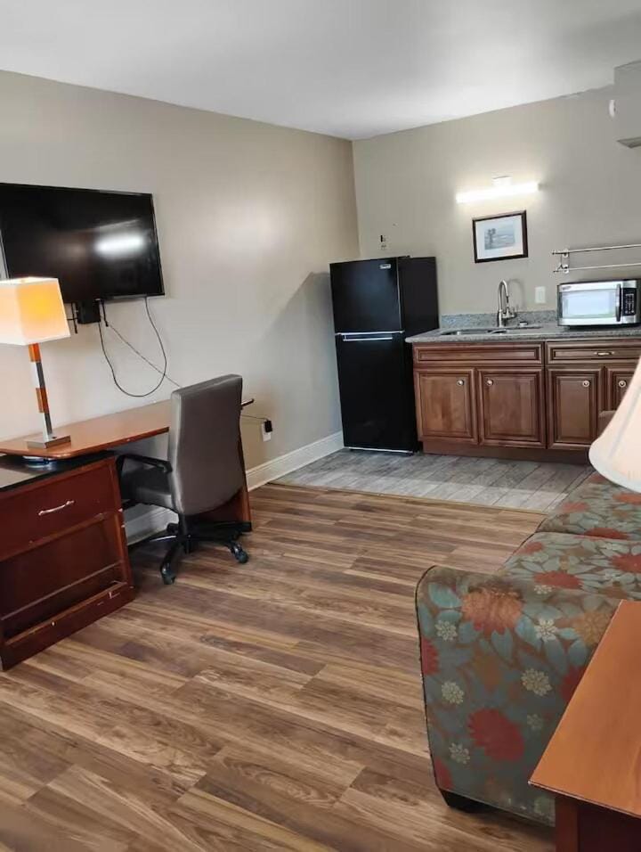 Gated - 1 King Bed 1 Bath Apt with Full Kitchen 103 Apartment in Baton Rouge