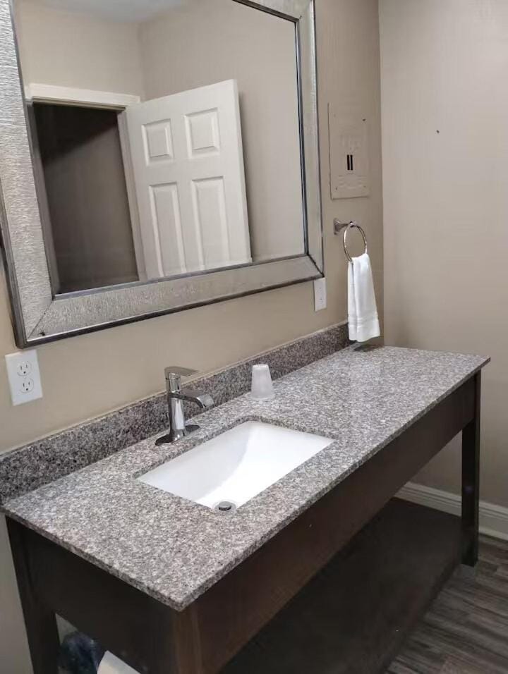 Gated - 1 King Bed 1 Bath Apt with Full Kitchen 103 Apartment in Baton Rouge