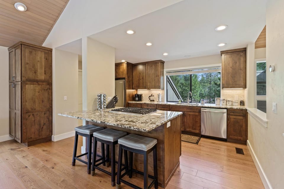 Elegant Family Retreat with Hot Tub House in Sunriver