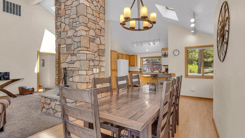 Charming Hot Tub Home near SHARC House in Sunriver