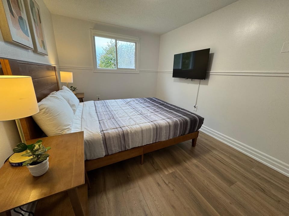 North Barrie !D Stylish and Cozy Private Bedroom with Shared Bathroom Vacation rental in Barrie