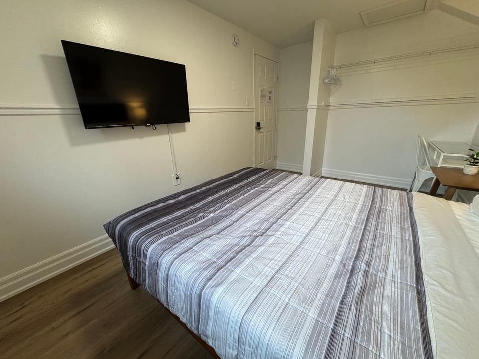 North Barrie !D Stylish and Cozy Private Bedroom with Shared Bathroom Vacation rental in Barrie