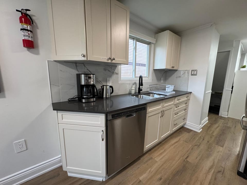 North Barrie !D Stylish and Cozy Private Bedroom with Shared Bathroom Vacation rental in Barrie