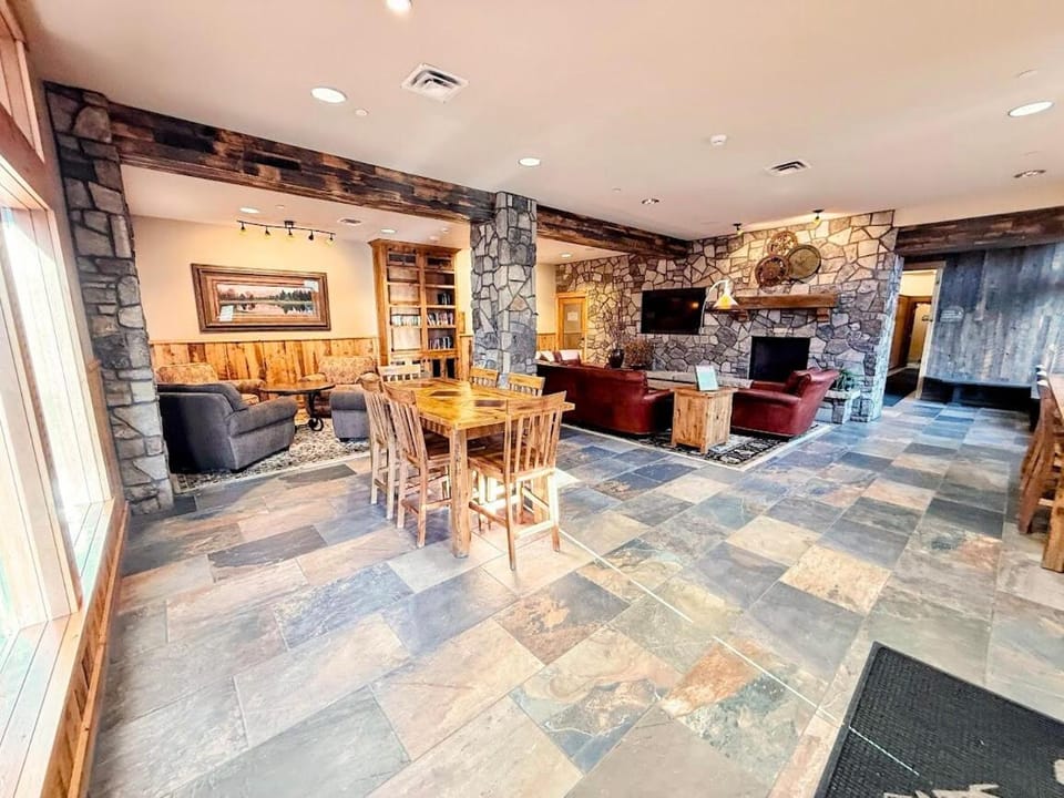 Center of all, Village View, Steps from Gondola! Apartment in Keystone