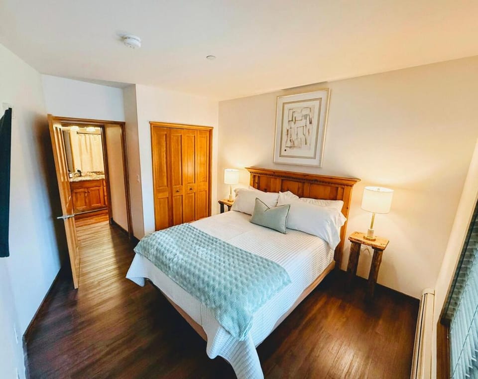 Center of all, Village View, Steps from Gondola! Apartment in Keystone