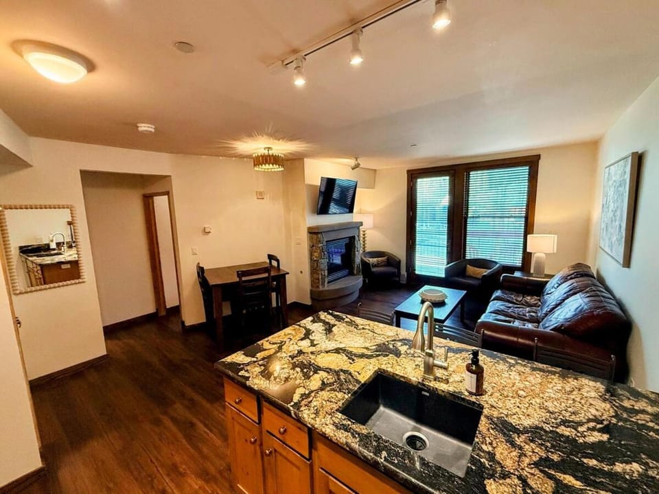 Center of all, Village View, Steps from Gondola! Apartment in Keystone