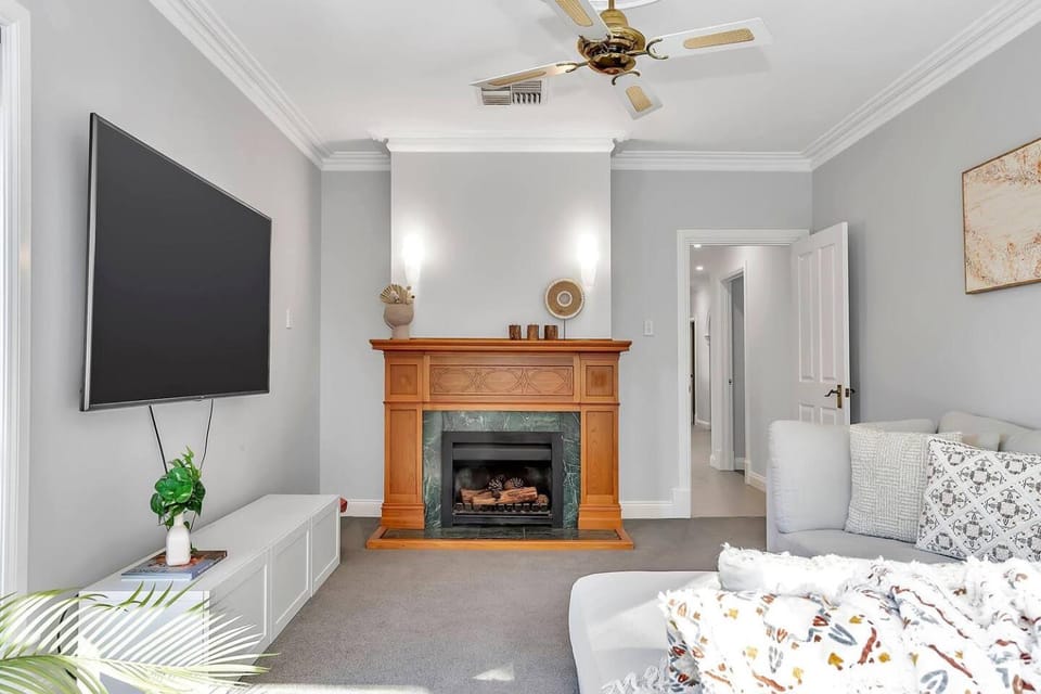 TV and multimedia, Living room, Seating area, fireplace