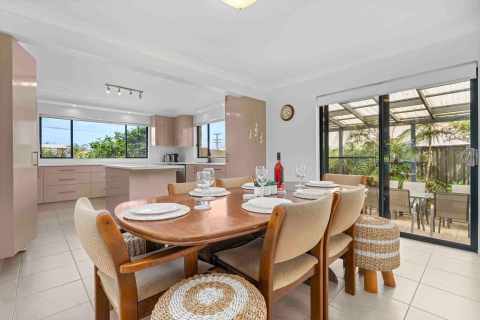 Summer-Salt by Experience Jervis Bay House in Vincentia