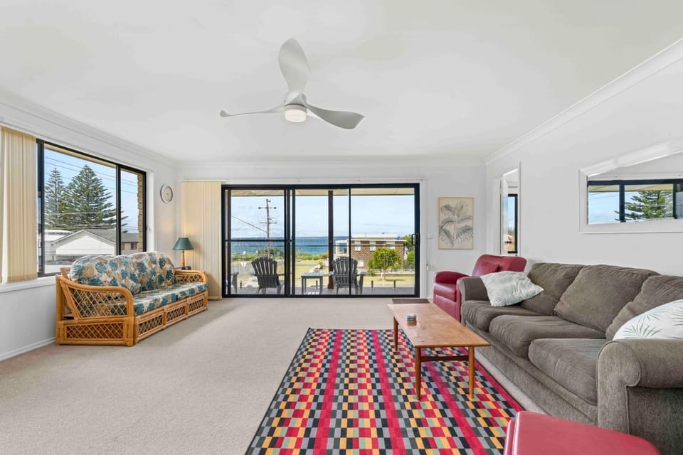 Summer-Salt by Experience Jervis Bay House in Vincentia