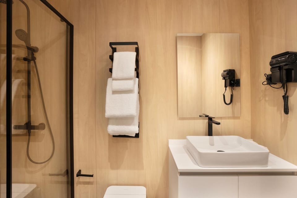 Shower, Toilet, Bathroom, towels