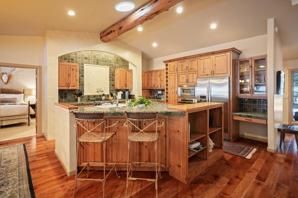 Hot Tub Home Near Golf and SHARC House in Sunriver