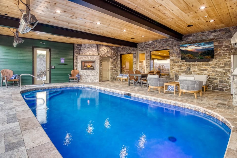 3 Bears Cottage 5 Star Luxury, Breathtaking Views, Indoor Pool, Game Room, Hot Tub!!! Chalet in Sevier County