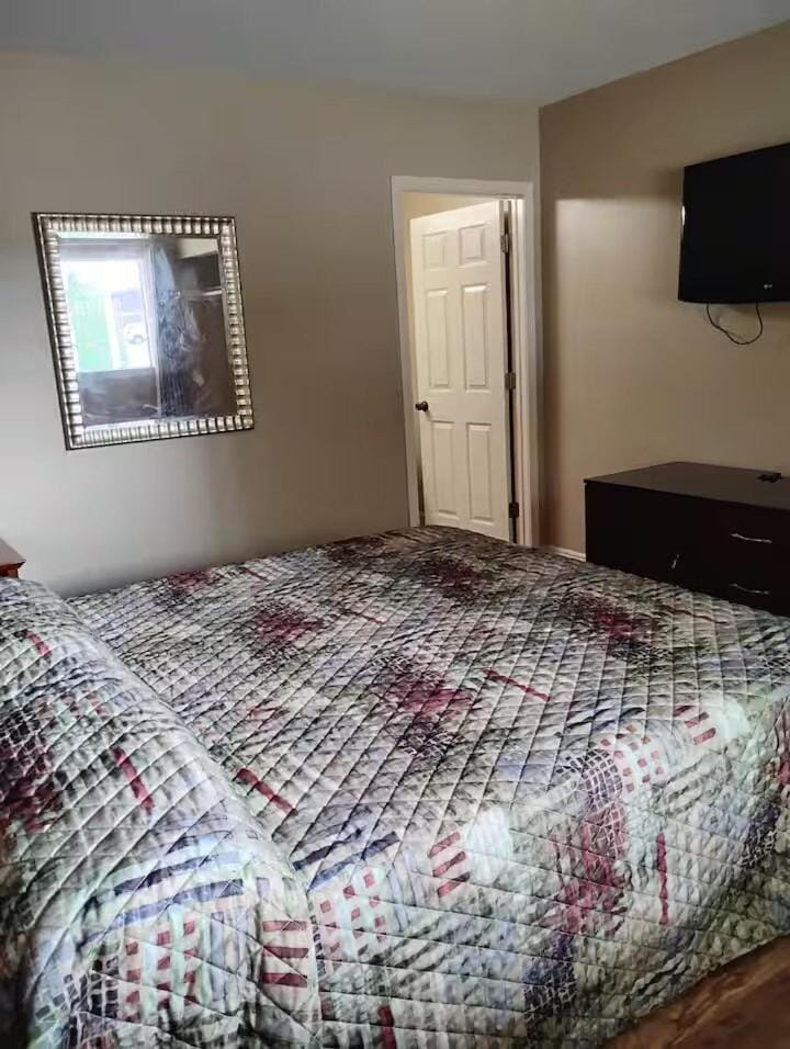 Gated - 1 King Bed 1 Bath Apt with Full Kitchen 105 Apartment in Baton Rouge