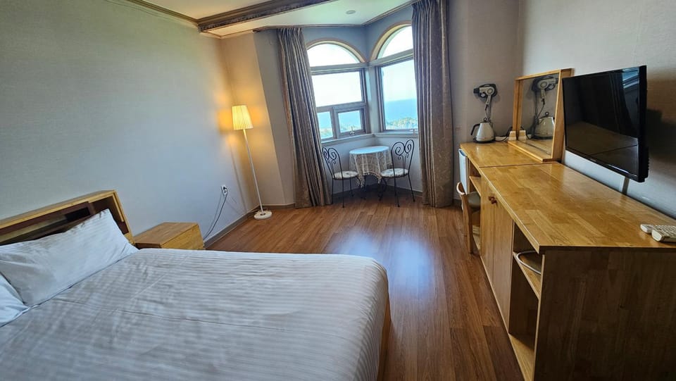 Bed, TV and multimedia, View (from property/room), Photo of the whole room, Bedroom, Sea view