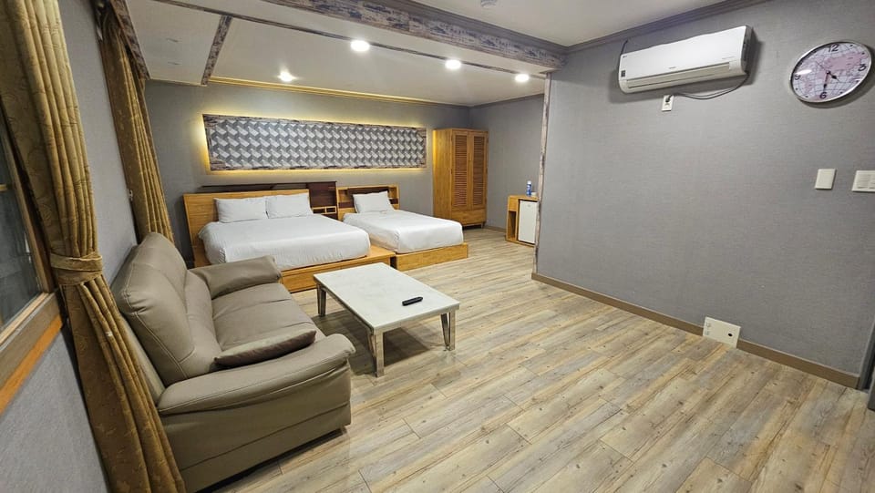Bed, TV and multimedia, Living room, Photo of the whole room, Seating area, Bedroom, air conditioner