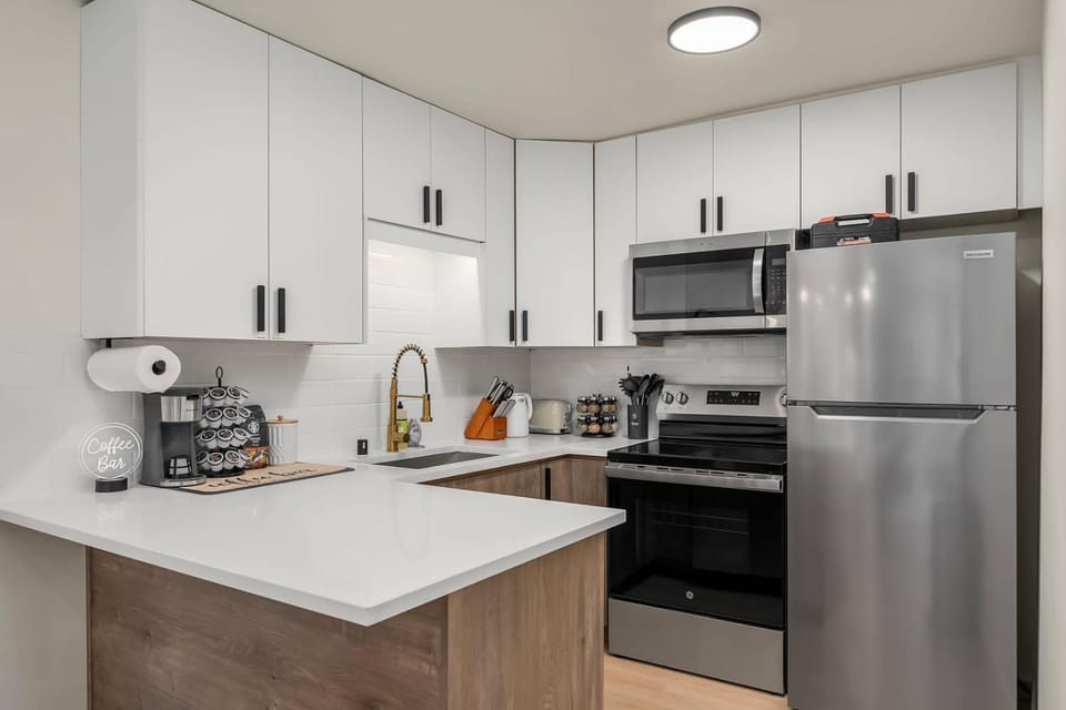 Brand New 2BR Queen Anne Condo Designer's Taste Apartment in South Lake Union