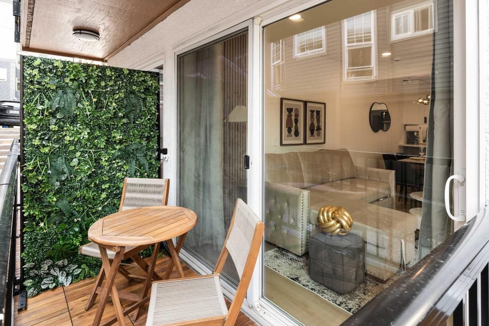 Brand New 2BR Queen Anne Condo Designer's Taste Apartment in South Lake Union
