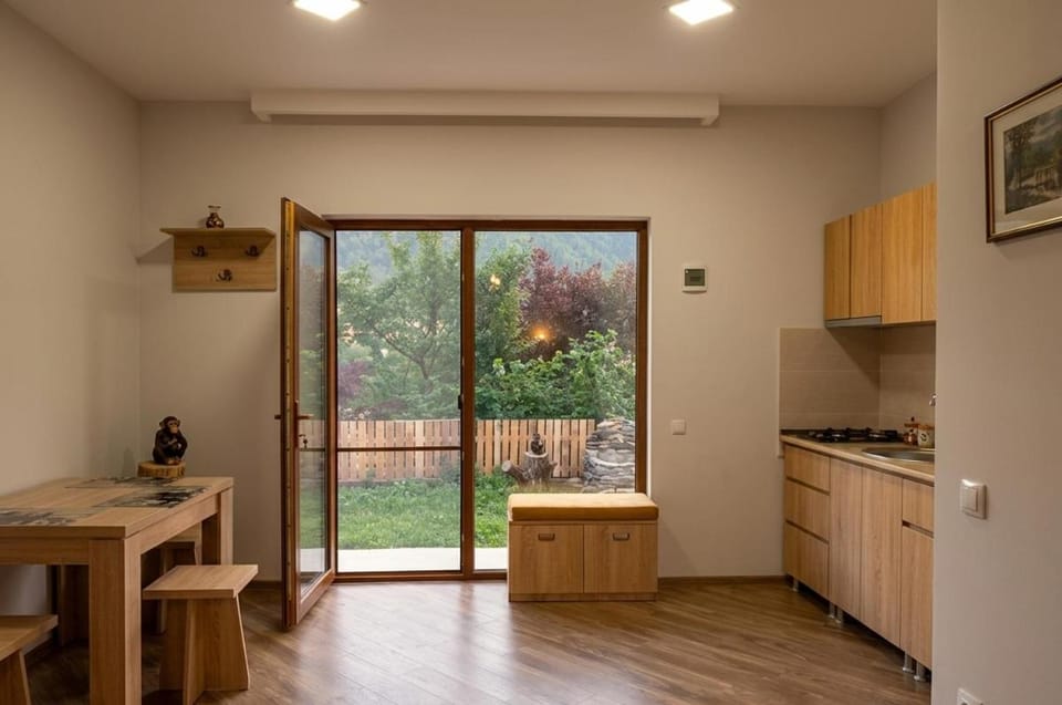 Kitchen or kitchenette, Dining area