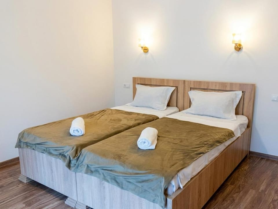Bed, Bedroom, towels