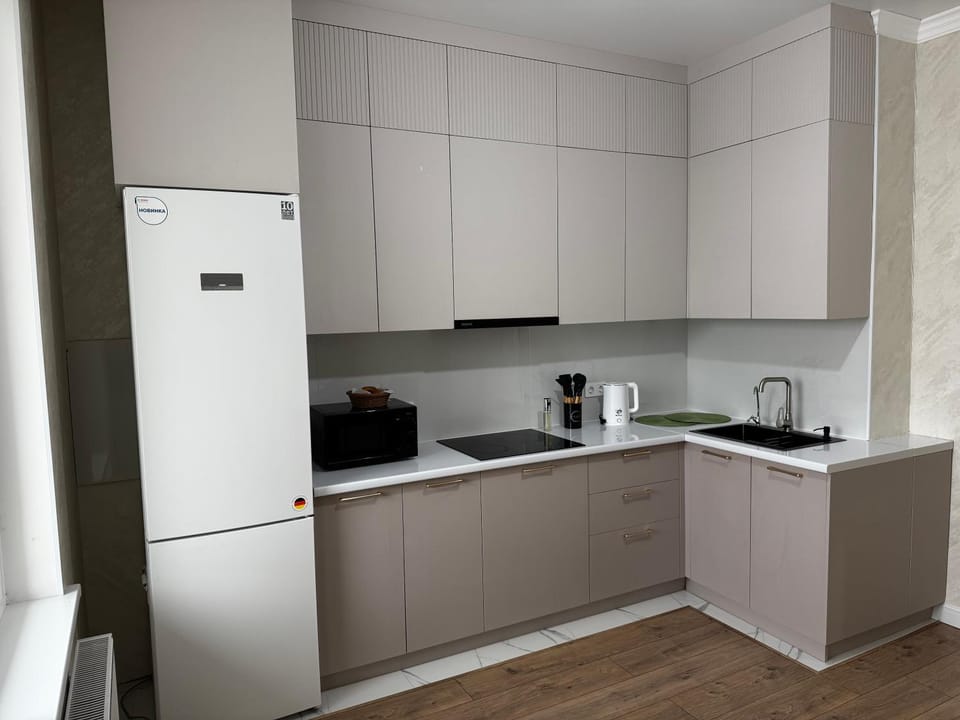 Coffee/tea facilities, Kitchen or kitchenette, stove