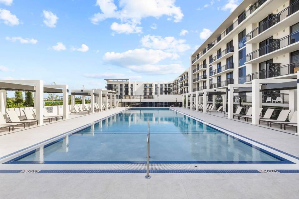 Sleep 6 in Resort Style Community- Near Stadium Apartment in North Miami