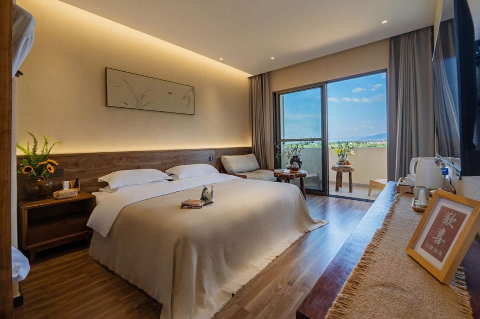 Bed, Natural landscape, Photo of the whole room, Bedroom