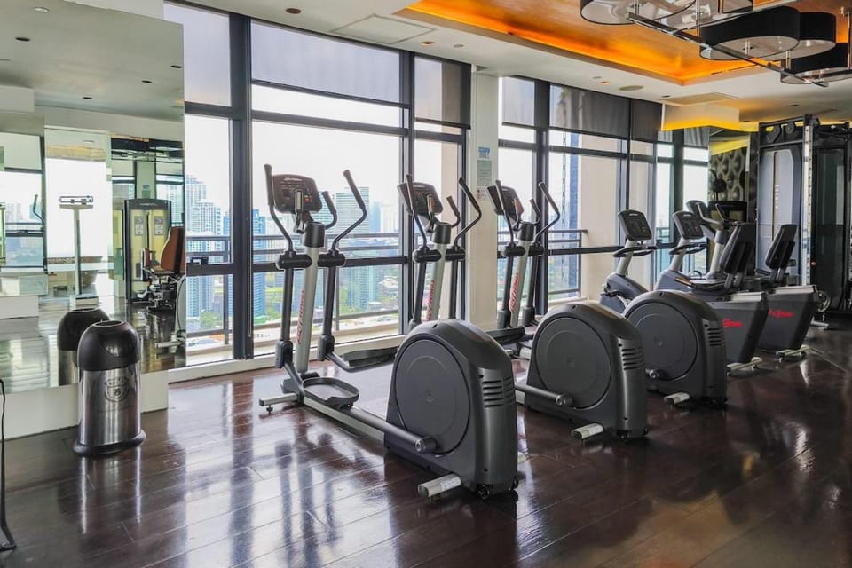 Free Parking at Gramercy with Big TV and Fast WiFi Apartment in Makati