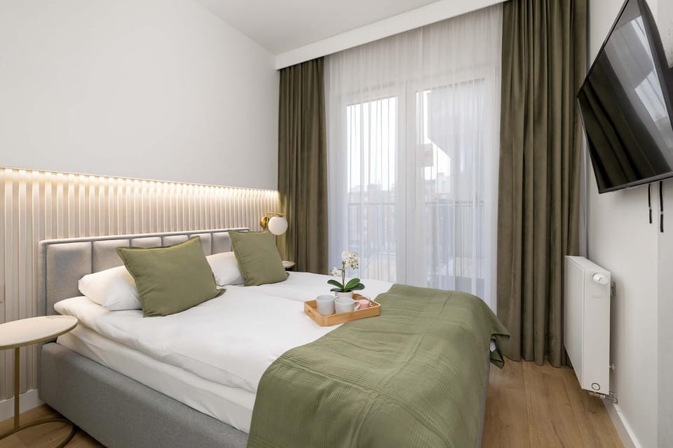 Bed, TV and multimedia, Bedroom