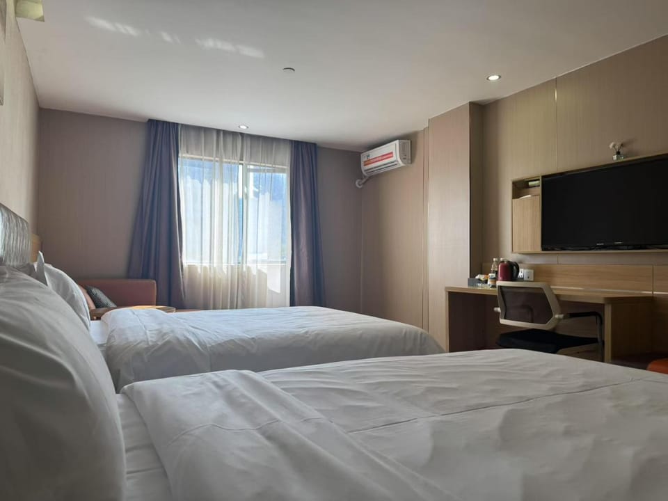 Bed, TV and multimedia, Photo of the whole room, Bedroom, air conditioner