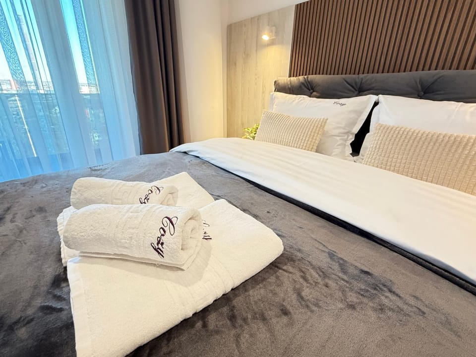 Bed, Photo of the whole room, Bedroom, towels