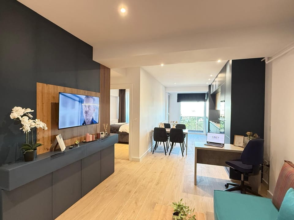 TV and multimedia, Kitchen or kitchenette, Living room, Seating area, Dining area