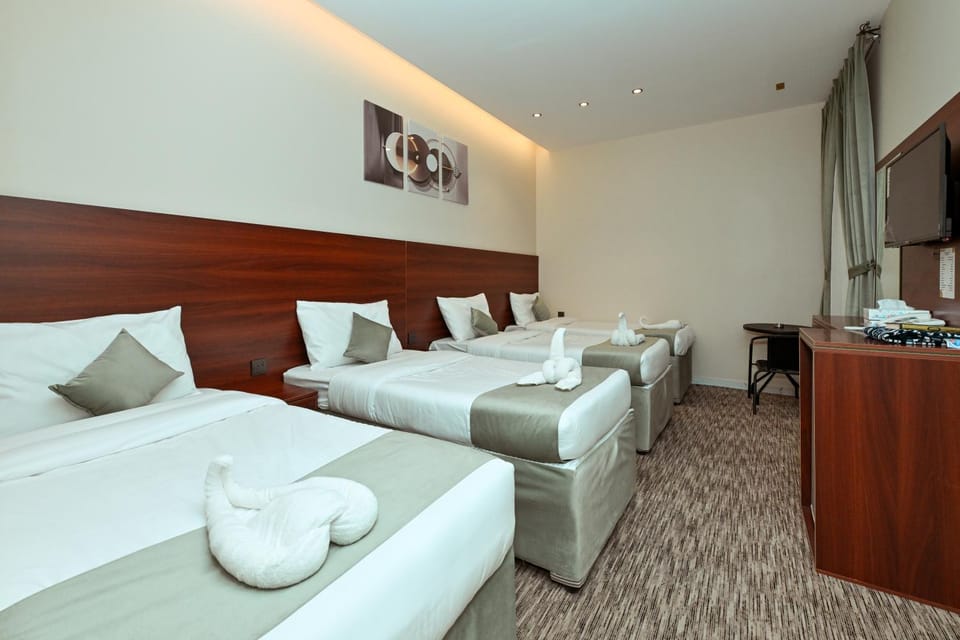 Bed, TV and multimedia, Kitchen or kitchenette, Photo of the whole room, Seating area, Bedroom, towels