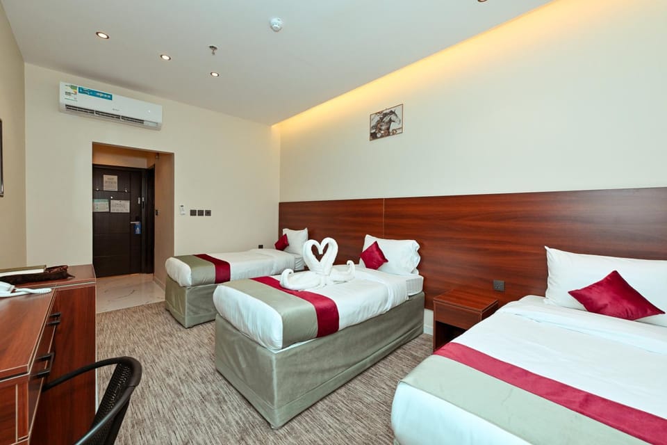 Bed, TV and multimedia, Living room, Photo of the whole room, Seating area, Bedroom, towels, air conditioner