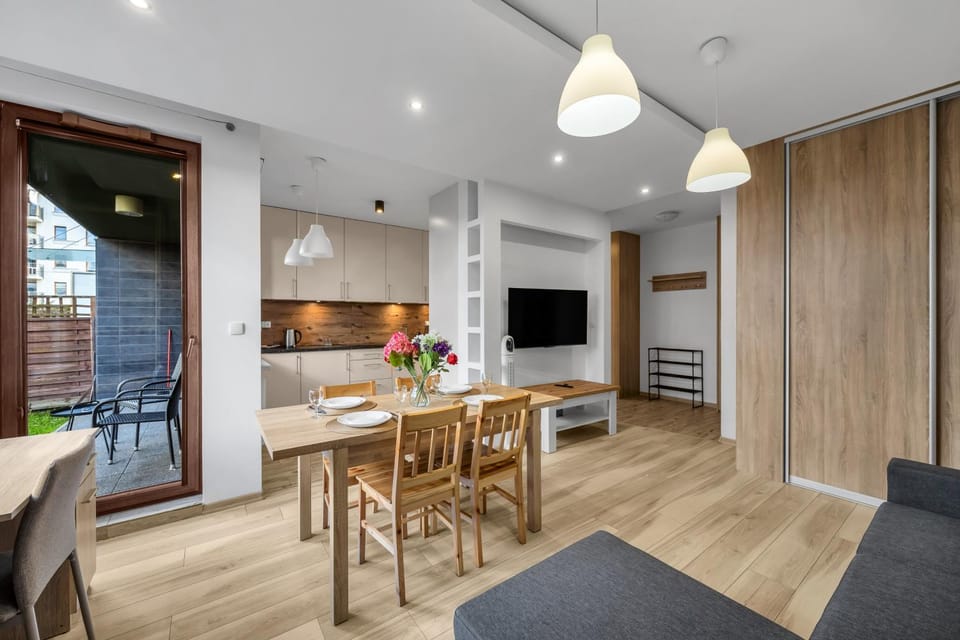 TV and multimedia, Kitchen or kitchenette, Living room, Seating area, Dining area