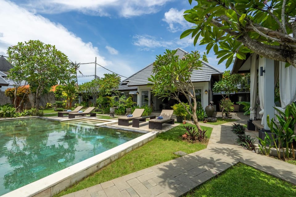 Property building, Swimming pool, sunbed