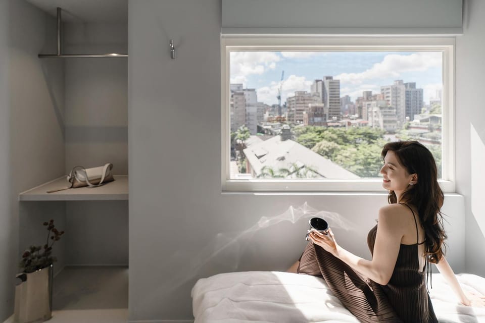 Bed, People, View (from property/room), Bedroom, City view, Landmark view, Street view