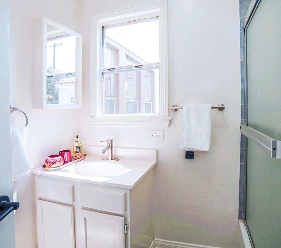 Fully Furnished 1-Bedroom House in Santa Monica