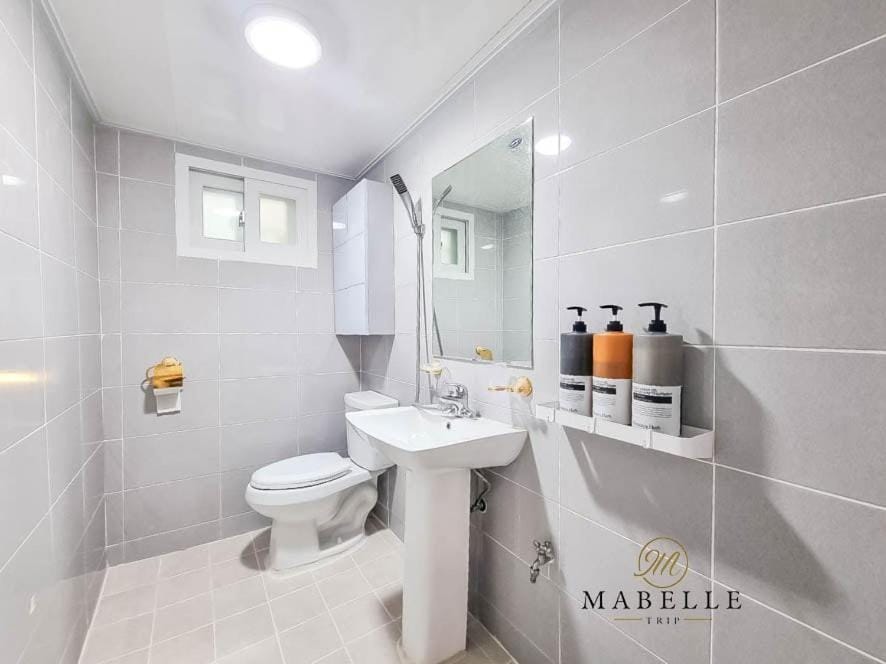 Shower, Toilet
