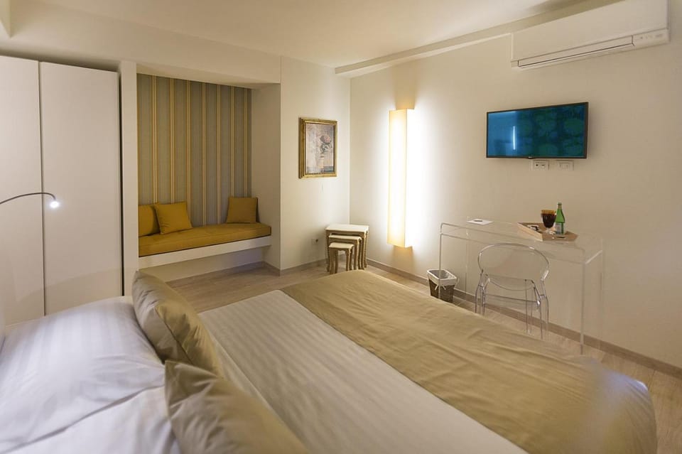 Bed, TV and multimedia, Photo of the whole room, Bedroom, air conditioner