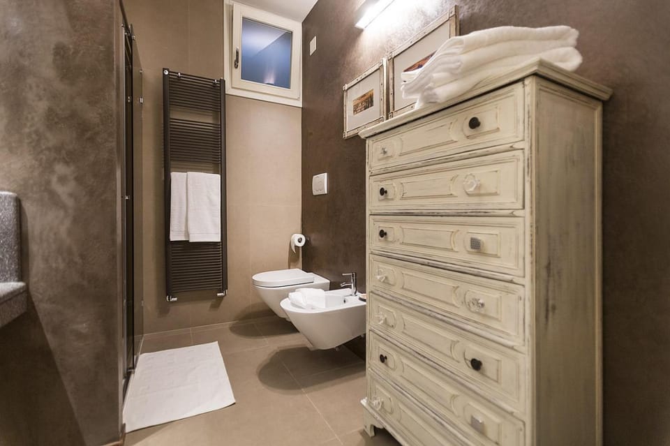 Shower, Toilet, Bathroom, bidet, towels