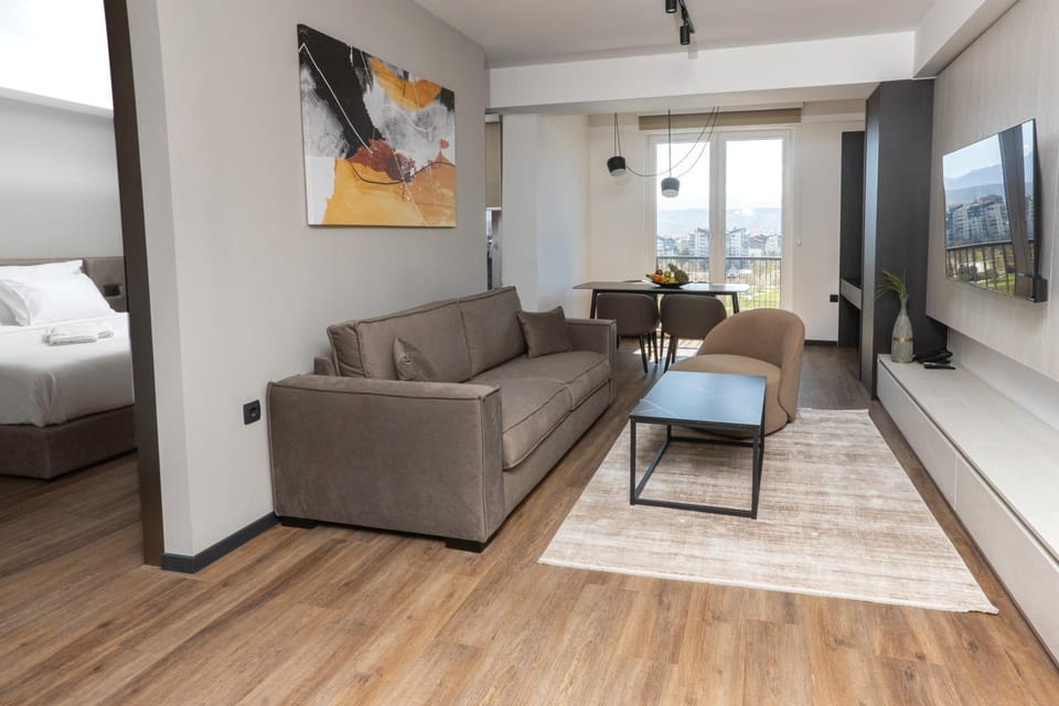 Bed, TV and multimedia, Living room, Photo of the whole room, Seating area, Bedroom