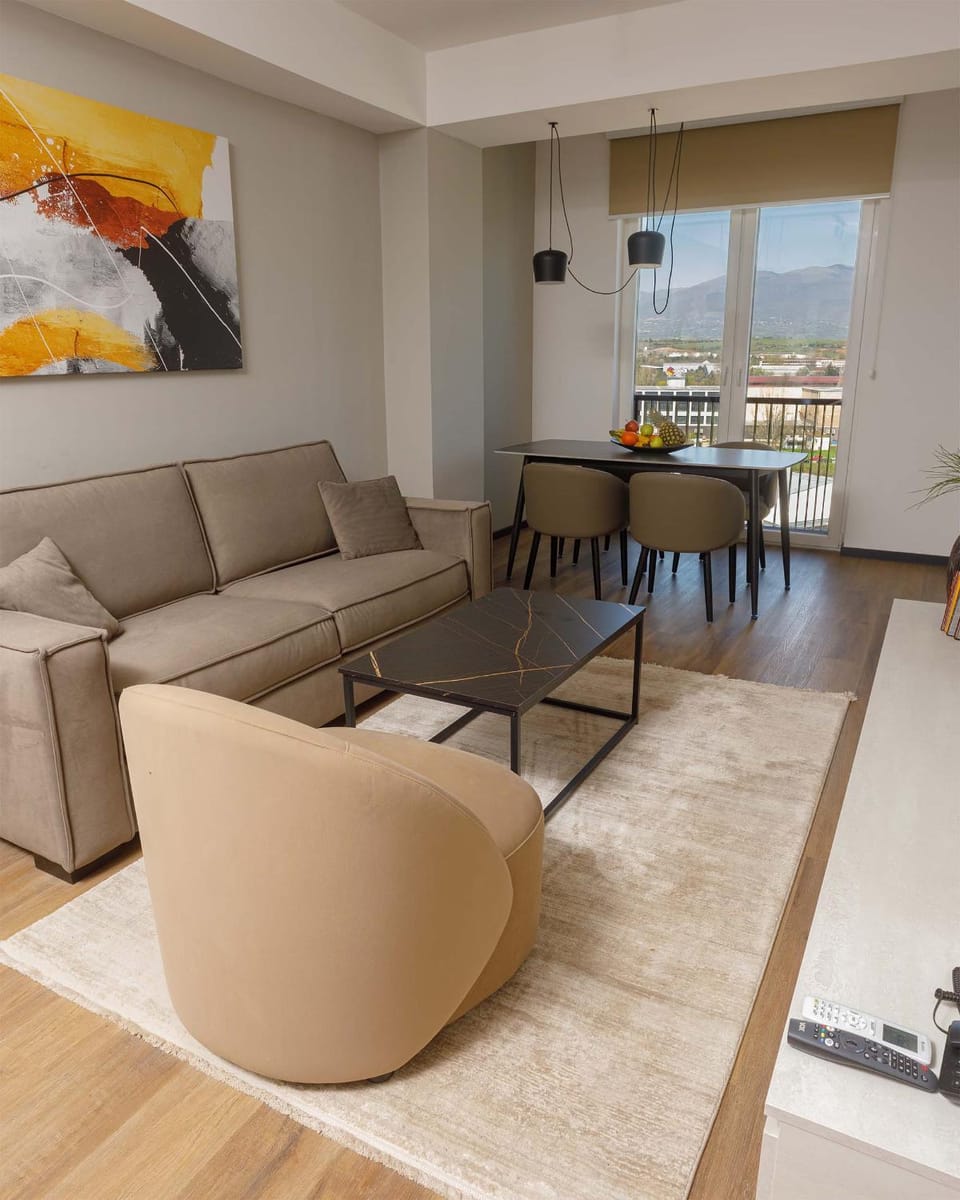 Seating area, Dining area, Mountain view, kitchen, acessibility, air conditioner