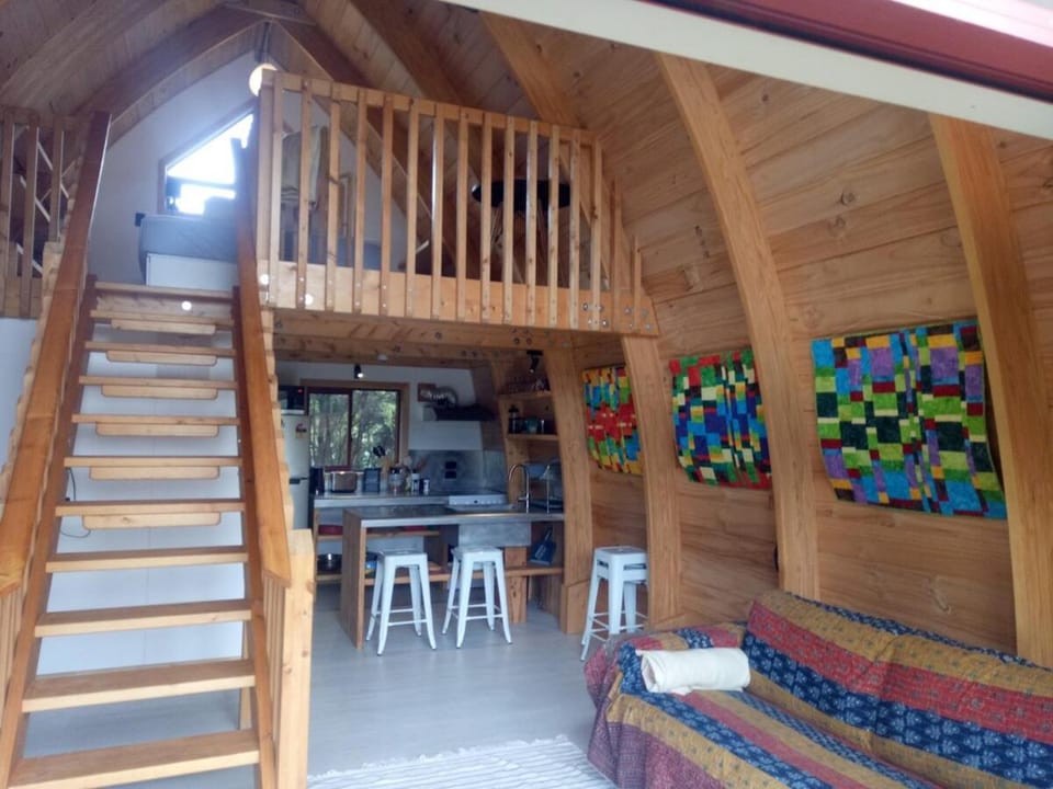 Private cozy timber chalet with fireplace Chalet in Raglan